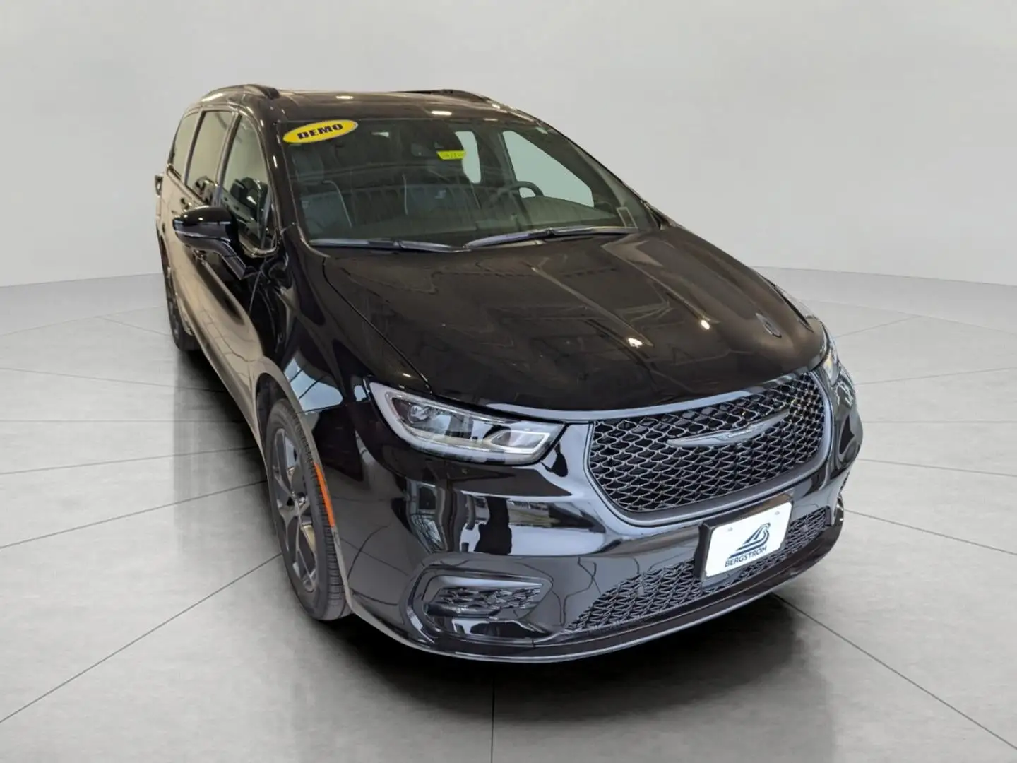 2026 Chrysler Pacifica Limited AWD photo 1