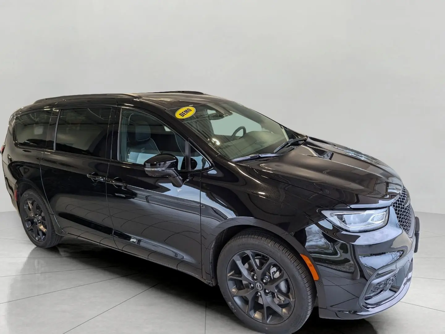 2026 Chrysler Pacifica Limited AWD photo 3