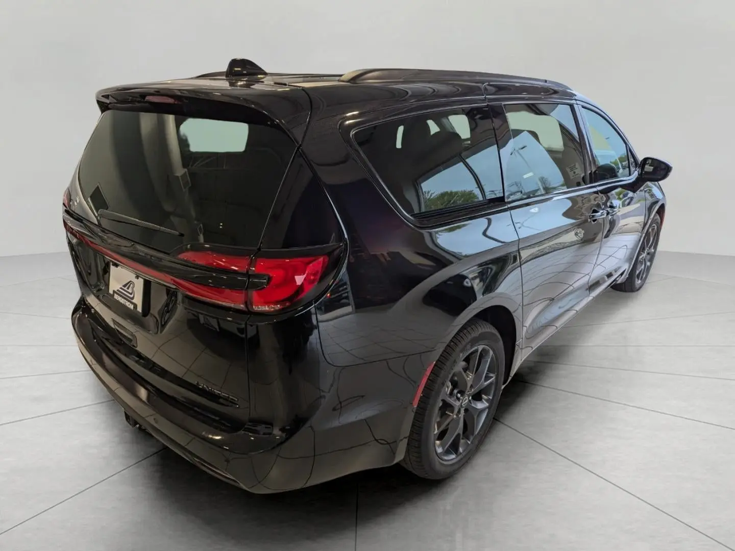2026 Chrysler Pacifica Limited AWD photo 4