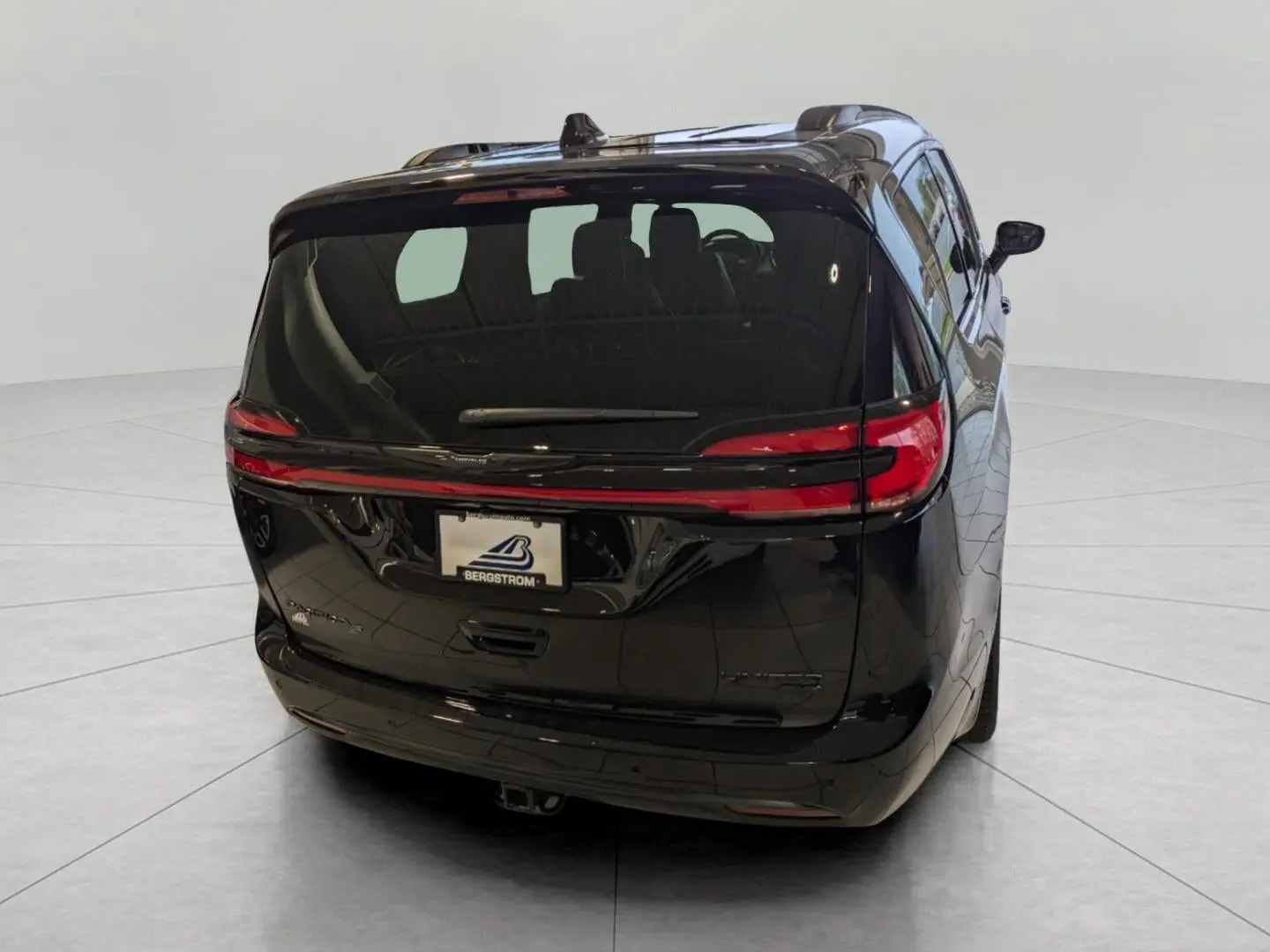 2026 Chrysler Pacifica Limited AWD photo 5