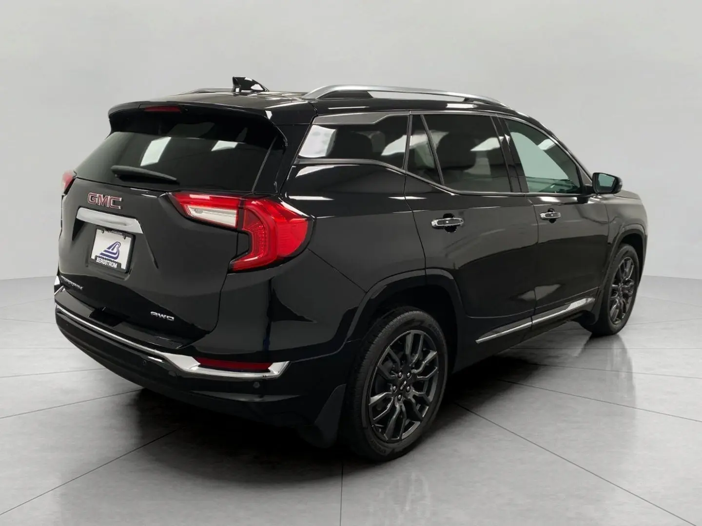 2024 GMC Terrain Denali AWD photo 3