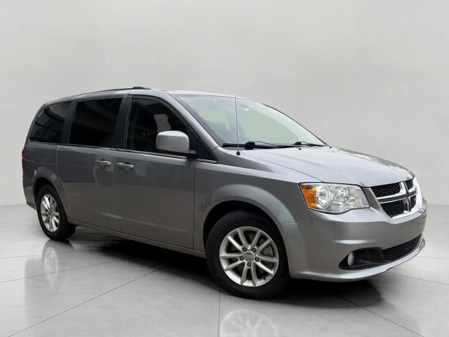 2019 Dodge Grand Caravan SXT photo 1