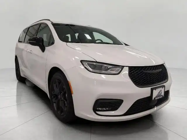 2025 Chrysler Pacifica Limited's photo