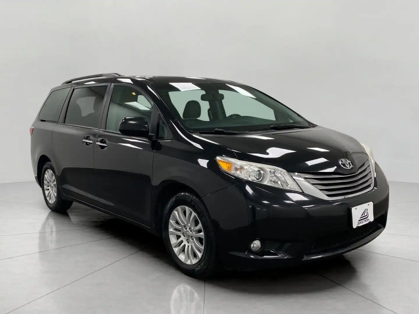 2016 Toyota Sienna XLE V6 7-Passenger Access Seat's photo