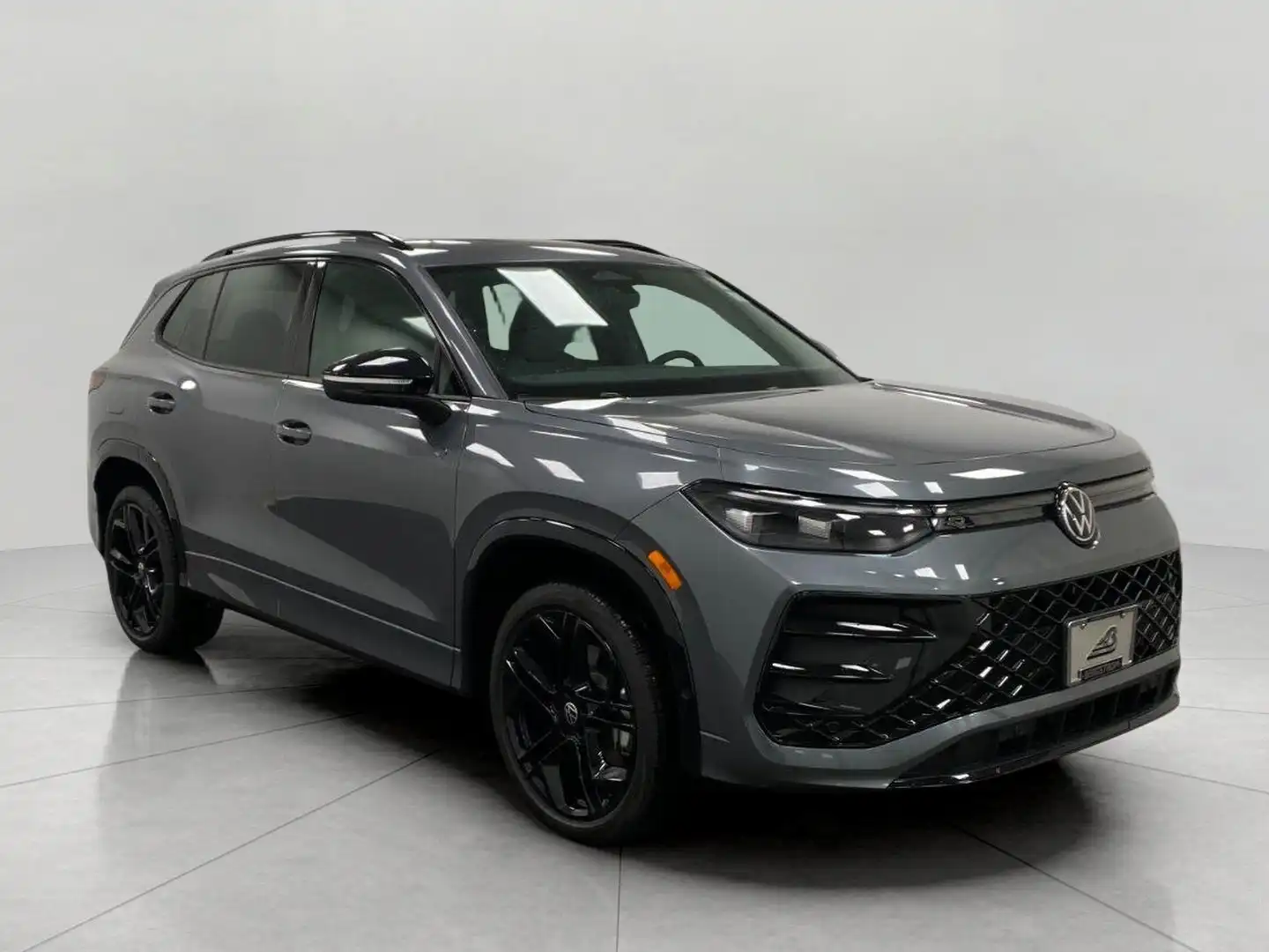 2026 Volkswagen Tiguan 2.0T SE R-Line Black 4Motion's photo