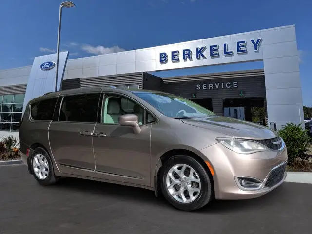2017 Chrysler Pacifica Touring-L Plus photo 1