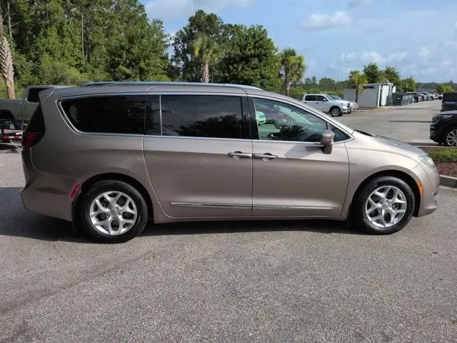 2017 Chrysler Pacifica Touring-L Plus photo 3