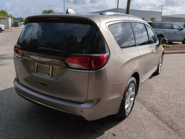 2017 Chrysler Pacifica Touring-L Plus photo 4