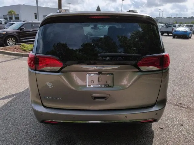 2017 Chrysler Pacifica Touring-L Plus photo 5