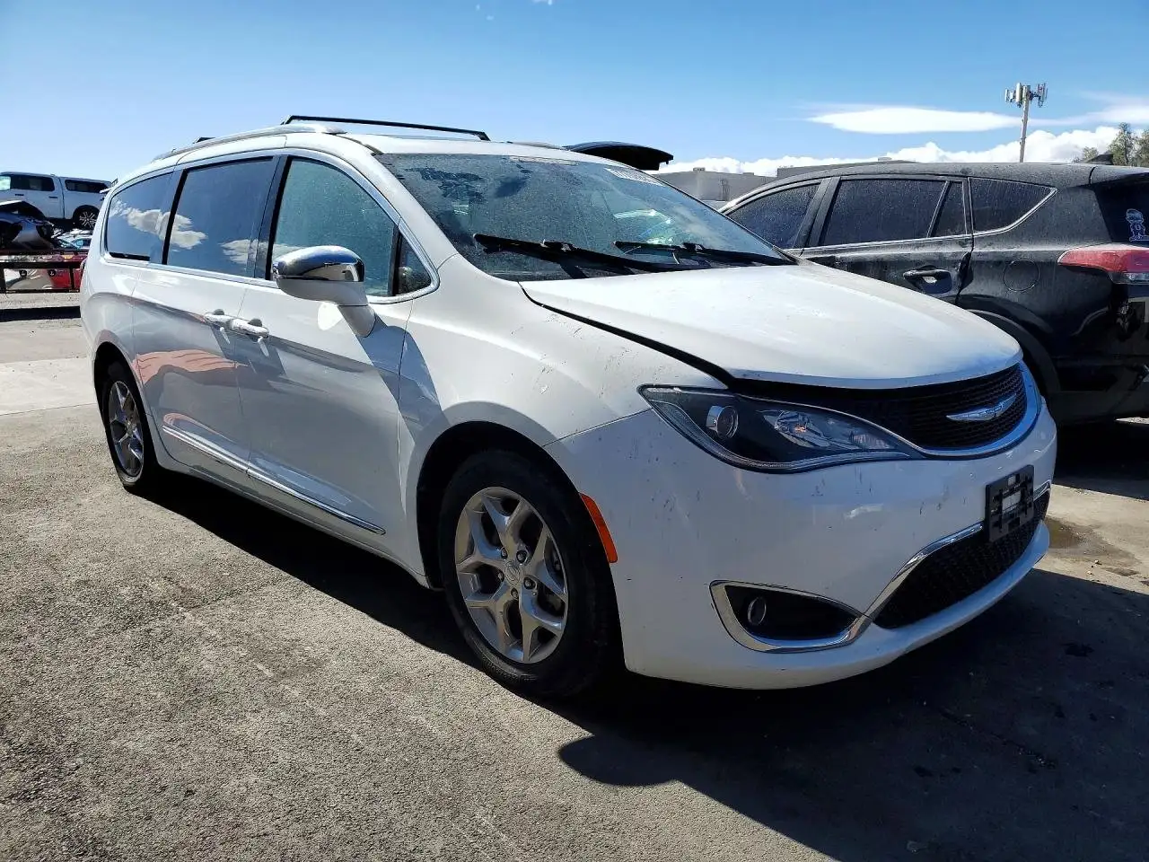 2018 Chrysler Pacifica Limited's photo