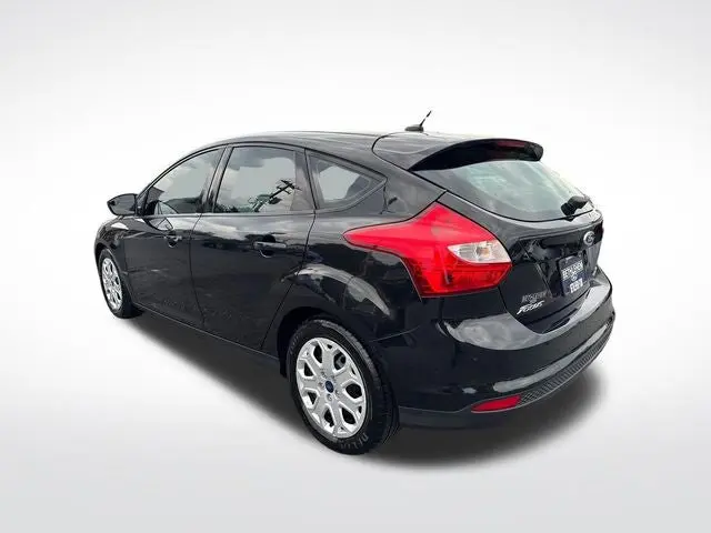 2012 Ford Focus SE Hatchback 5-Door photo 3