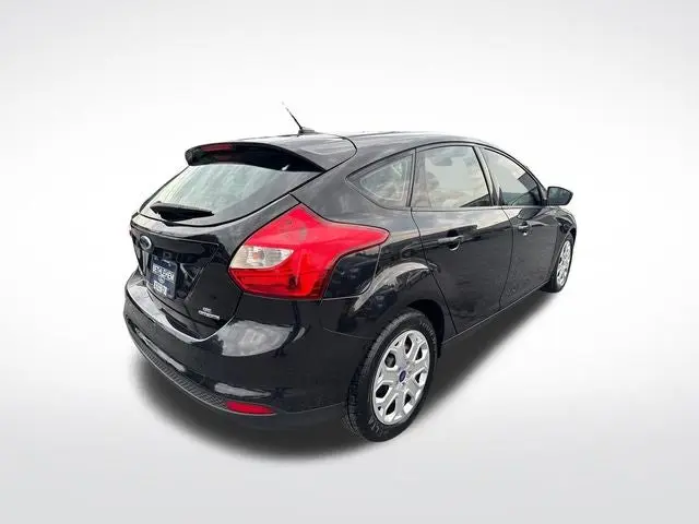 2012 Ford Focus SE Hatchback 5-Door photo 5