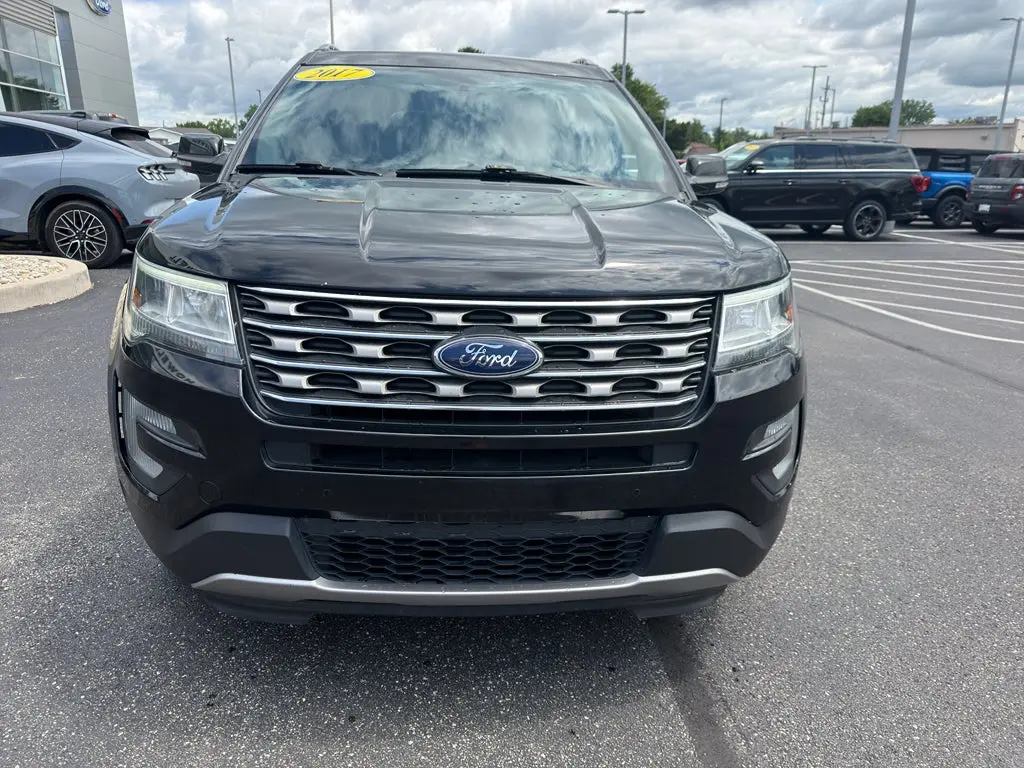 2017 Ford Explorer XLT 4WD photo 3