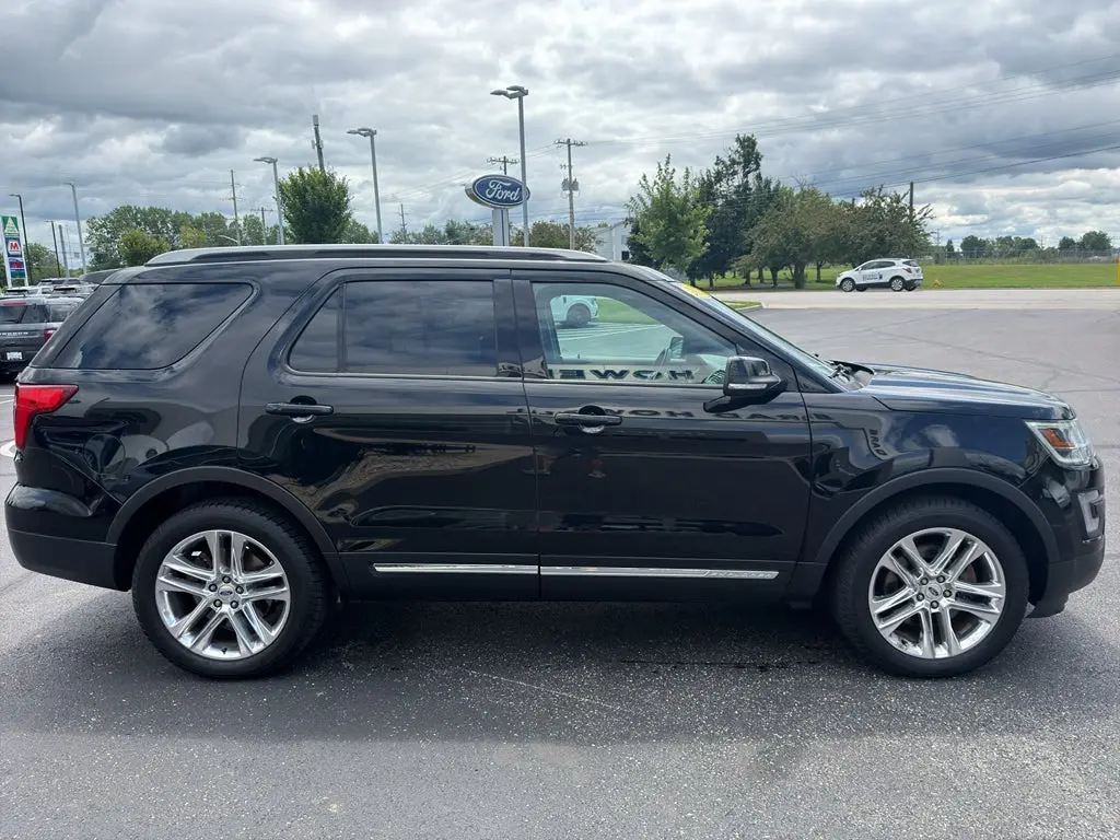 2017 Ford Explorer XLT 4WD photo 5