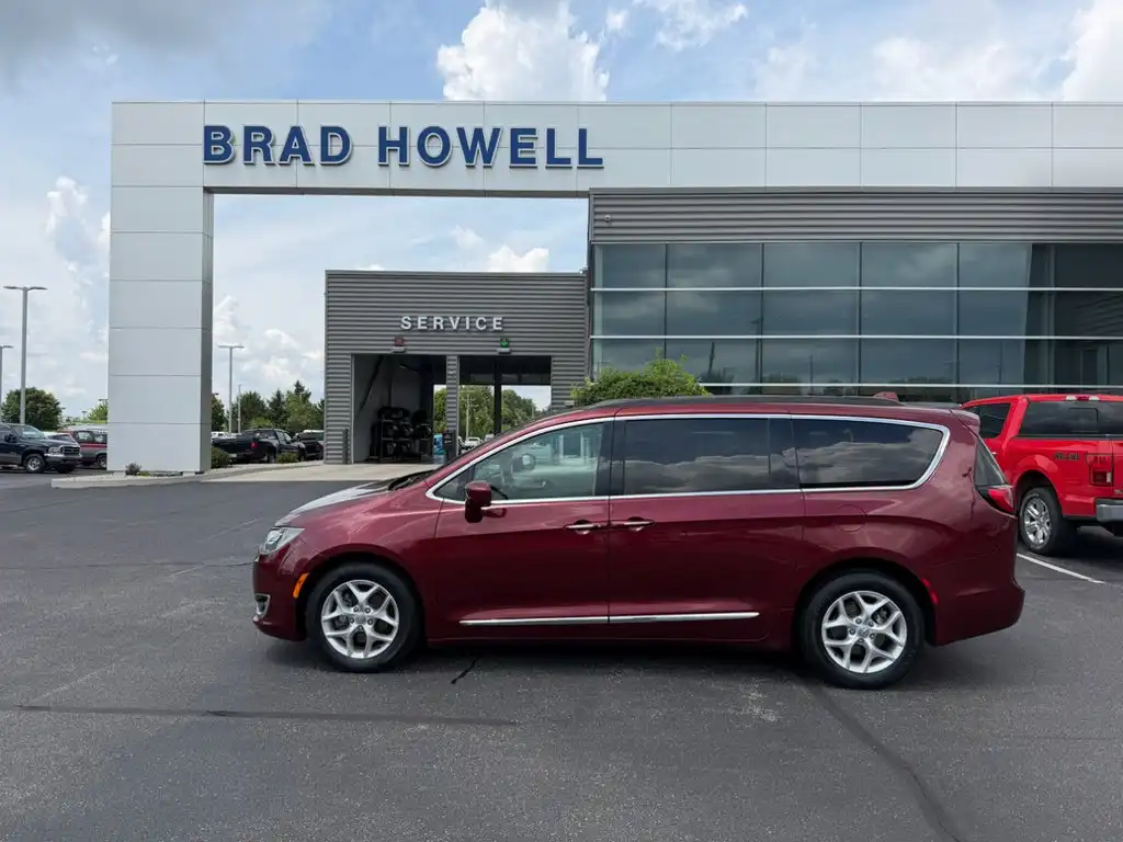 2017 Chrysler Pacifica Touring-L's photo