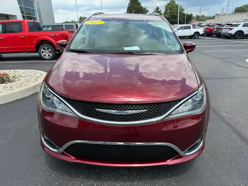 2017 Chrysler Pacifica Touring-L photo 3