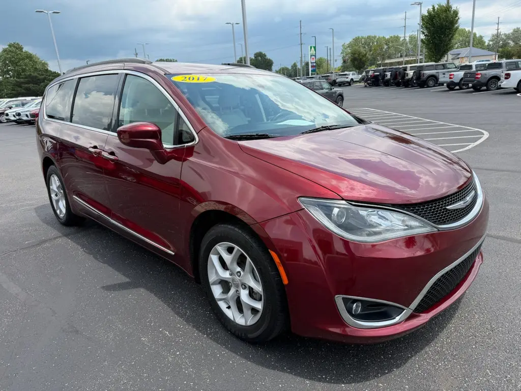 2017 Chrysler Pacifica Touring-L photo 4