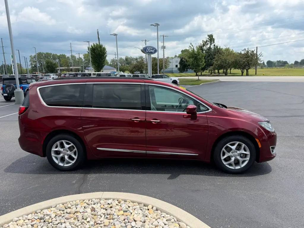 2017 Chrysler Pacifica Touring-L photo 5