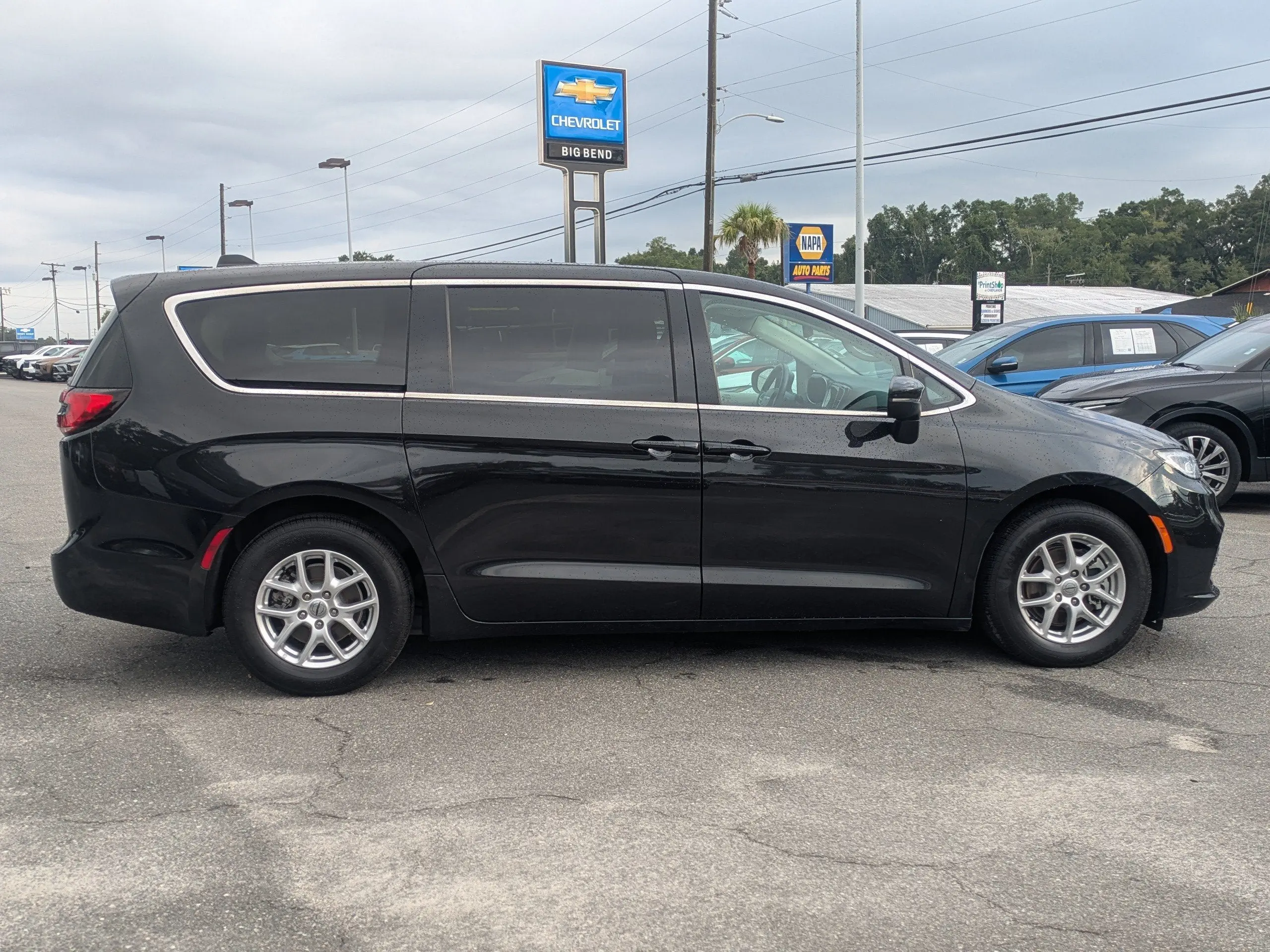 2023 Chrysler Pacifica Touring L photo 3