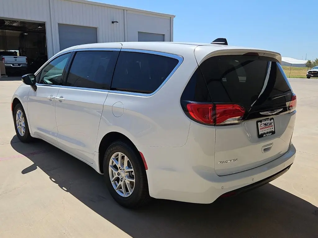 2027 Chrysler Voyager LX photo 3