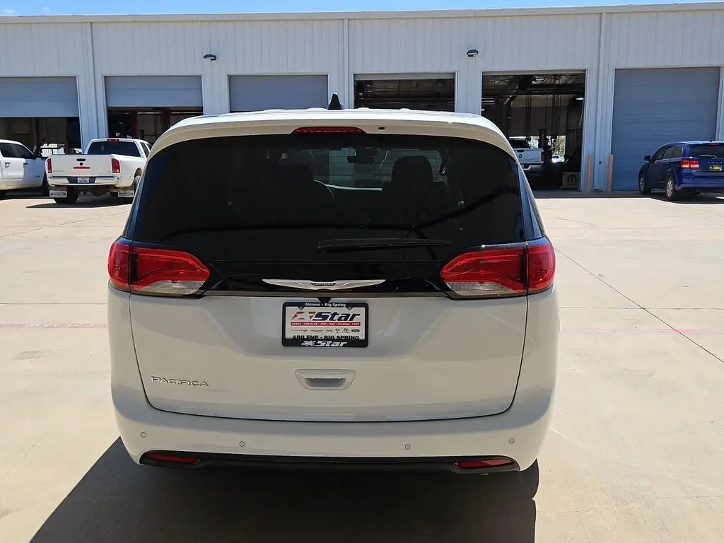 2027 Chrysler Voyager LX photo 4