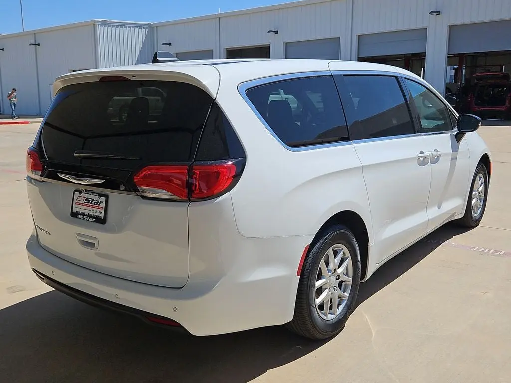 2027 Chrysler Voyager LX photo 5