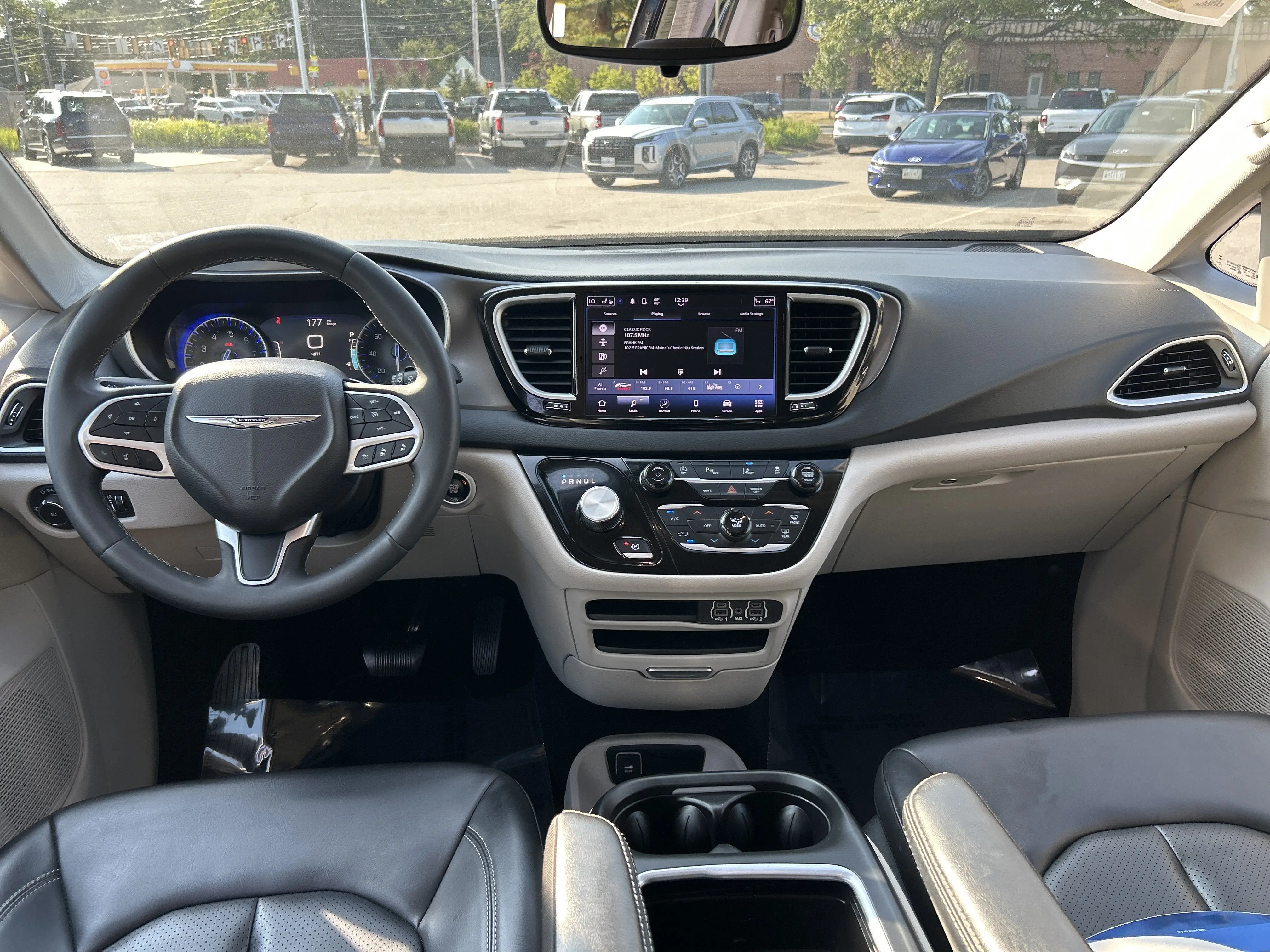2023 Chrysler Pacifica Touring L photo 3