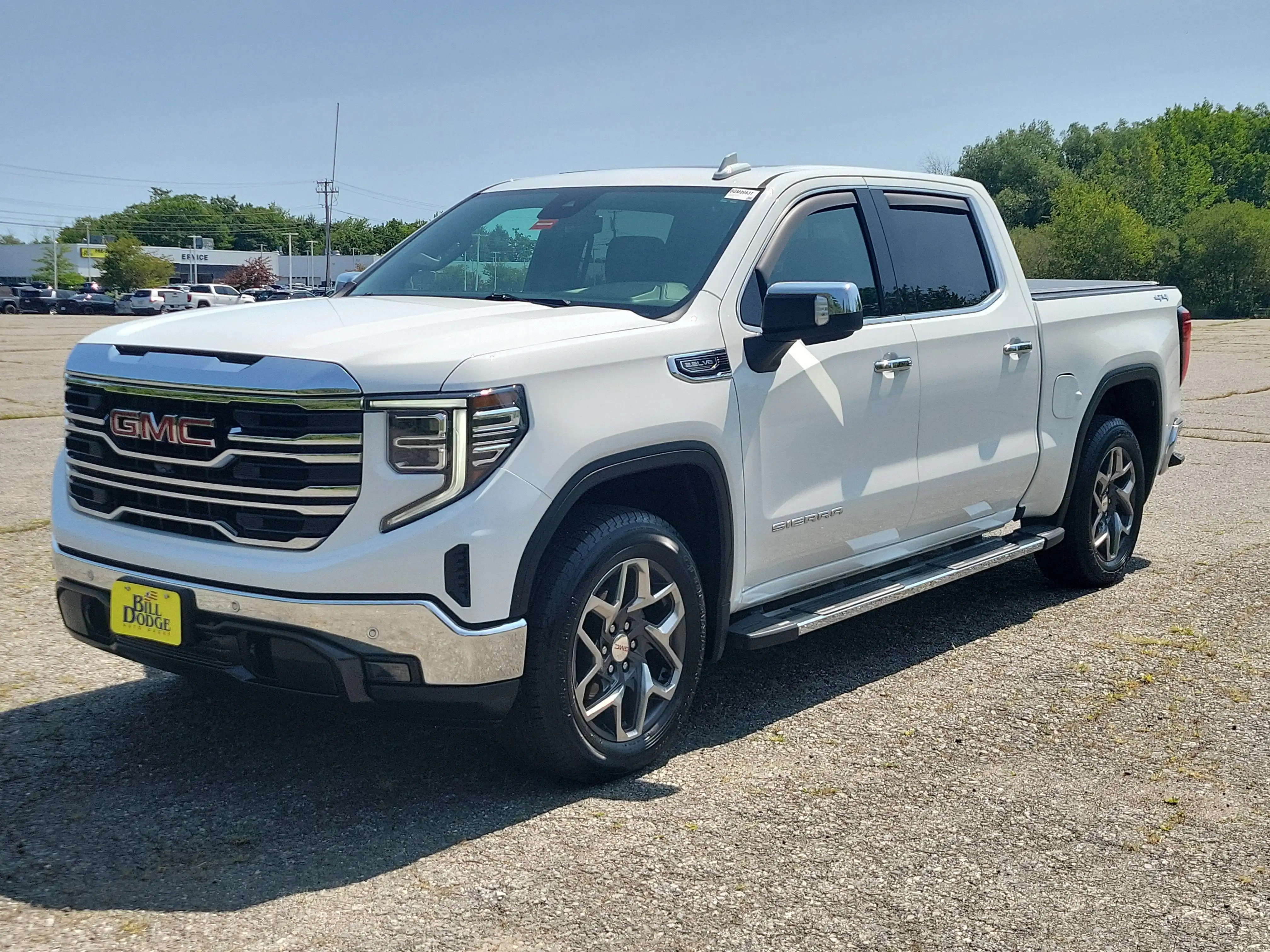 2022 GMC Sierra 4WD Crew Cab Short Box SLT's photo