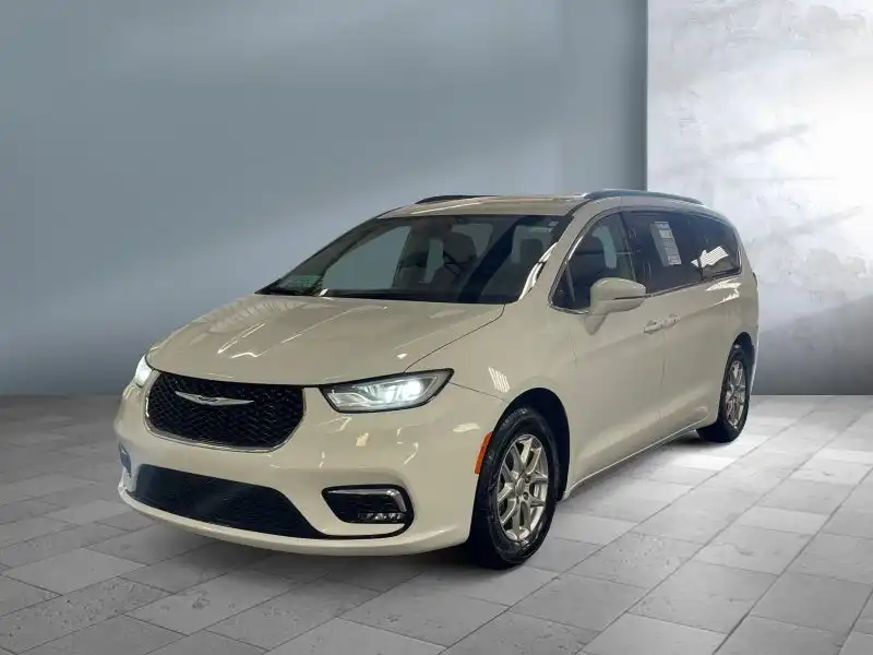 2022 Chrysler Pacifica Touring L's photo