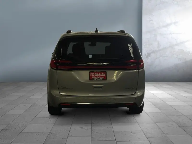 2023 Chrysler Pacifica Limited photo 3