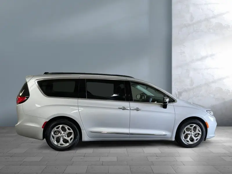 2023 Chrysler Pacifica Limited photo 5