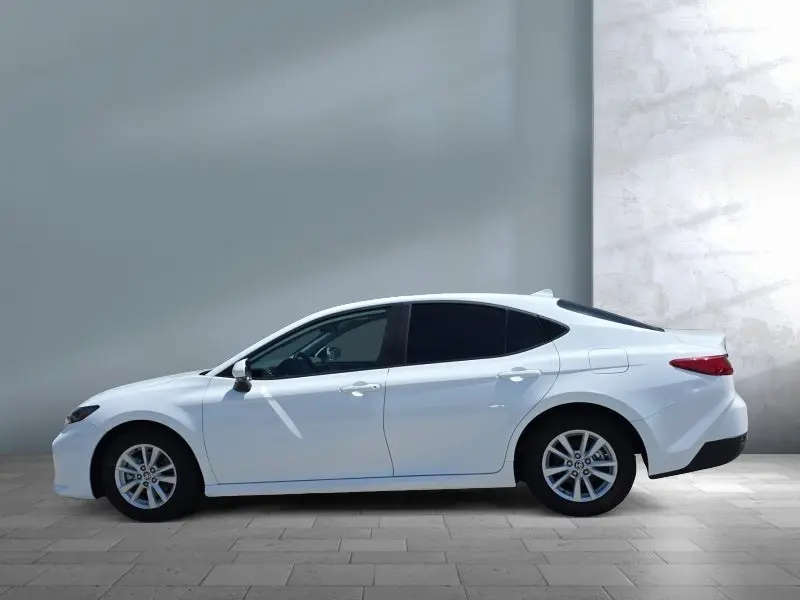 2025 Toyota Camry LE Hybrid photo 3