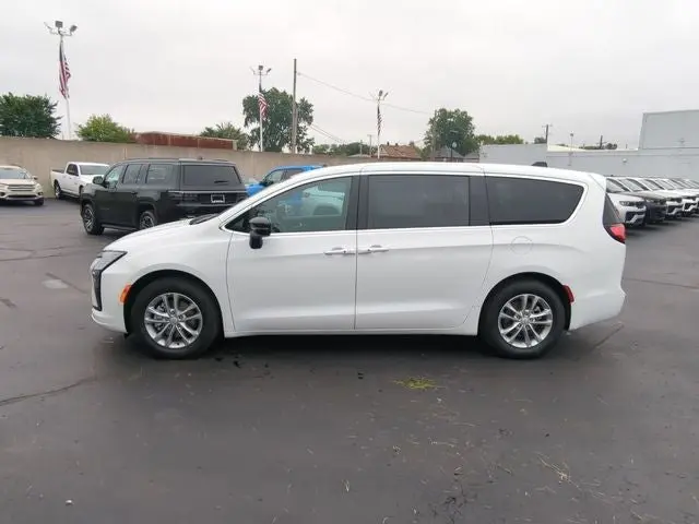 2027 Chrysler Pacifica Select photo 3