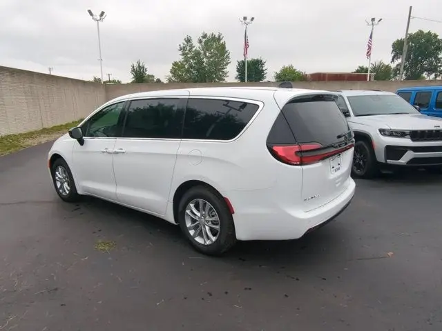 2027 Chrysler Pacifica Select photo 4