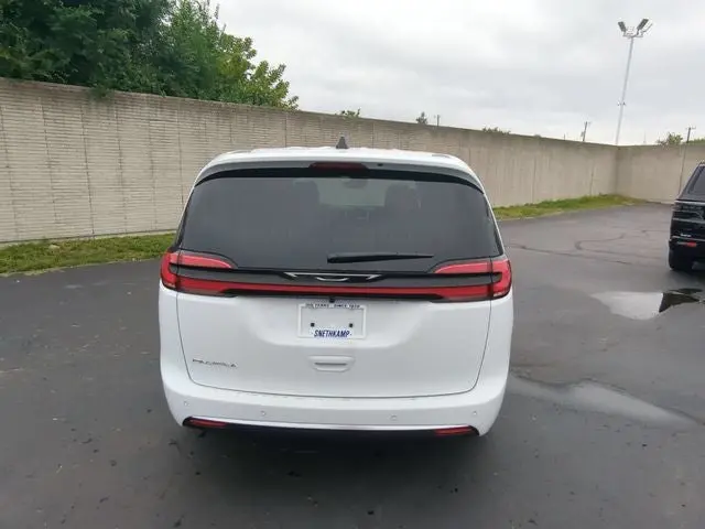 2027 Chrysler Pacifica Select photo 5