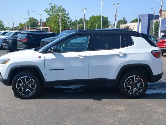 2025 Jeep Compass Trailhawk 4X4 photo 3