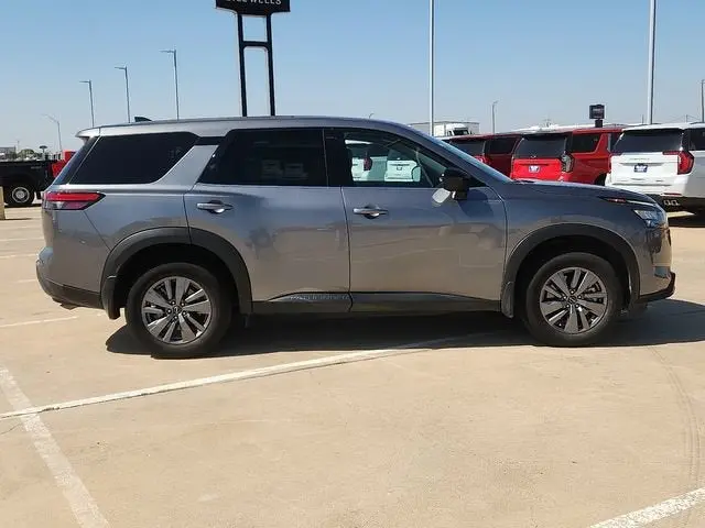 2025 Nissan Pathfinder S 2WD photo 5