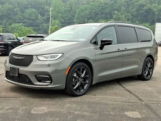 2025 Chrysler Pacifica Limited photo 3