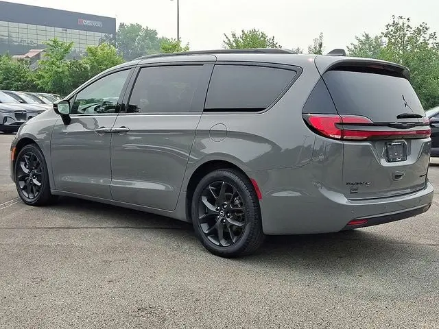 2025 Chrysler Pacifica Limited photo 4