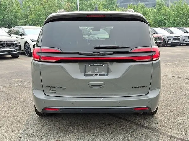 2025 Chrysler Pacifica Limited photo 5