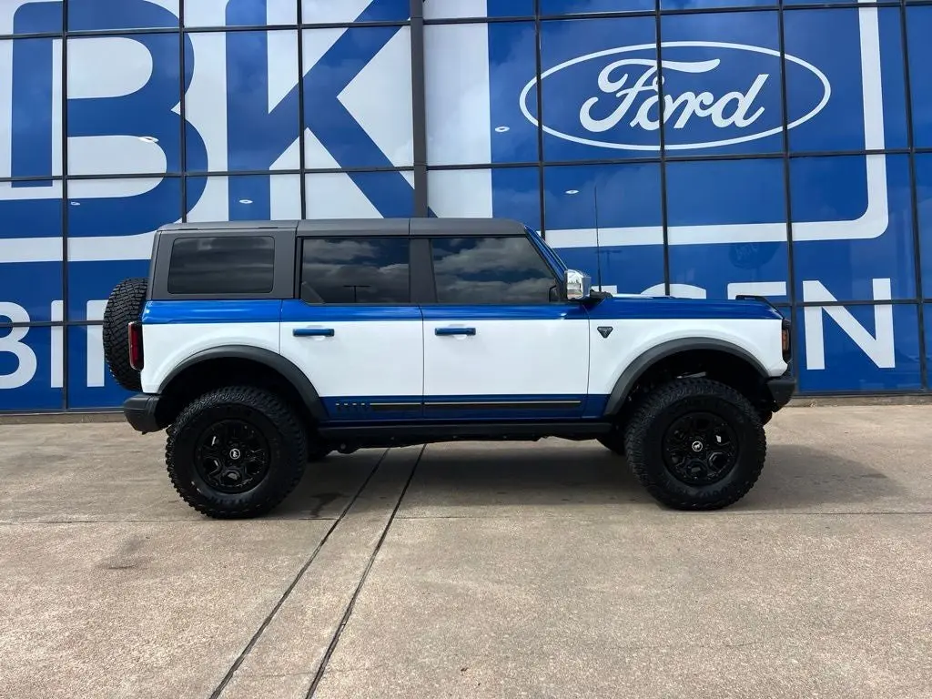 2021 Ford Bronco First Edition Advanced 4x4 photo 4