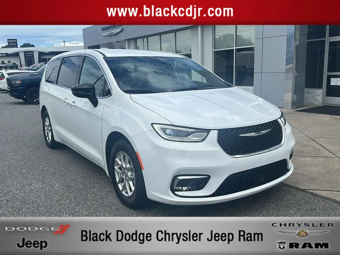 2025 Chrysler Pacifica Select's photo