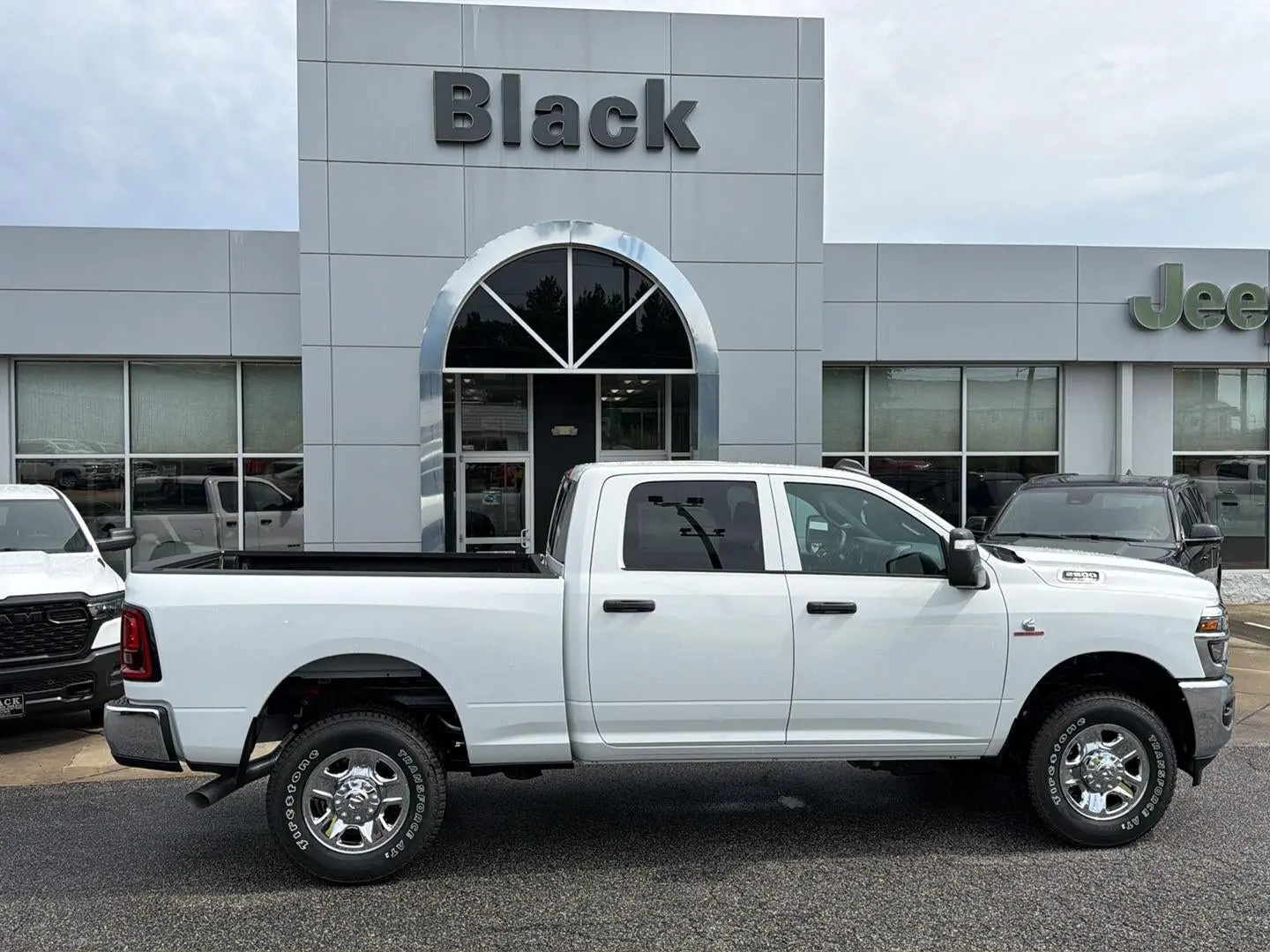 2027 RAM 2500 Tradesman 4WD Crew Cab SWB photo 3