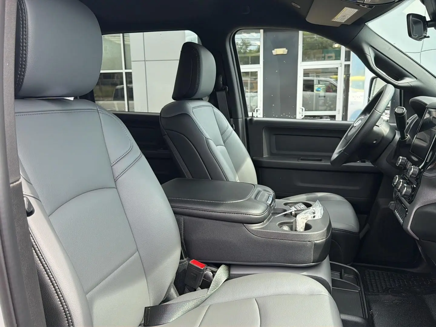 2027 RAM 2500 Tradesman 4WD Crew Cab SWB photo 4