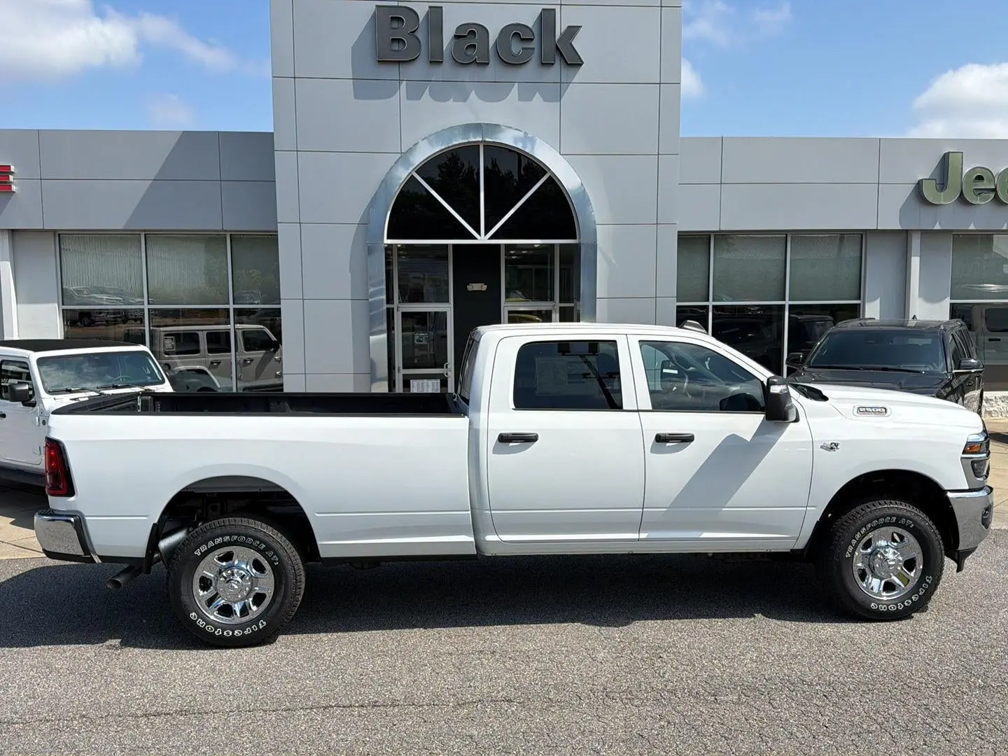 2027 RAM 2500 Tradesman 4WD Crew Cab LWB photo 3