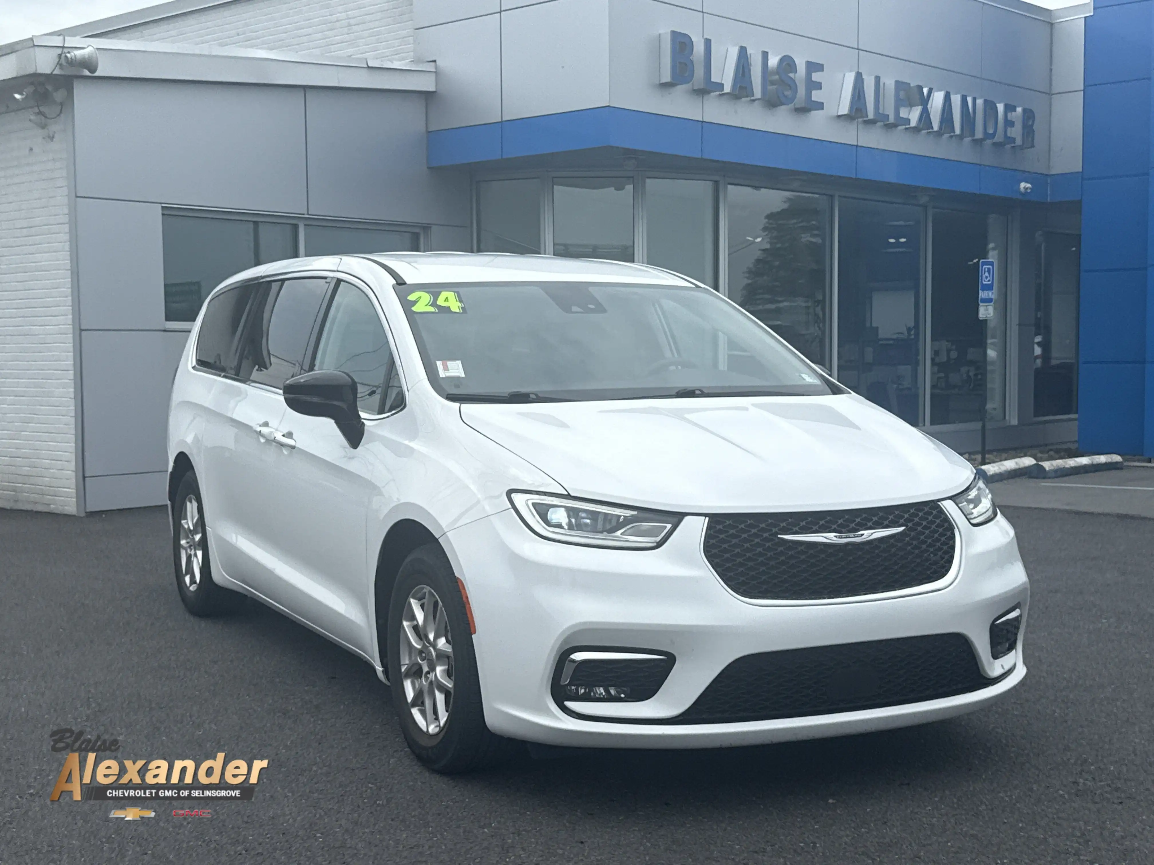 2024 Chrysler Pacifica Touring L's photo