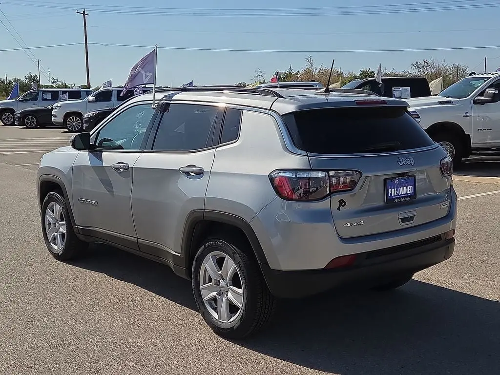 2022 Jeep Compass Latitude 4WD photo 3