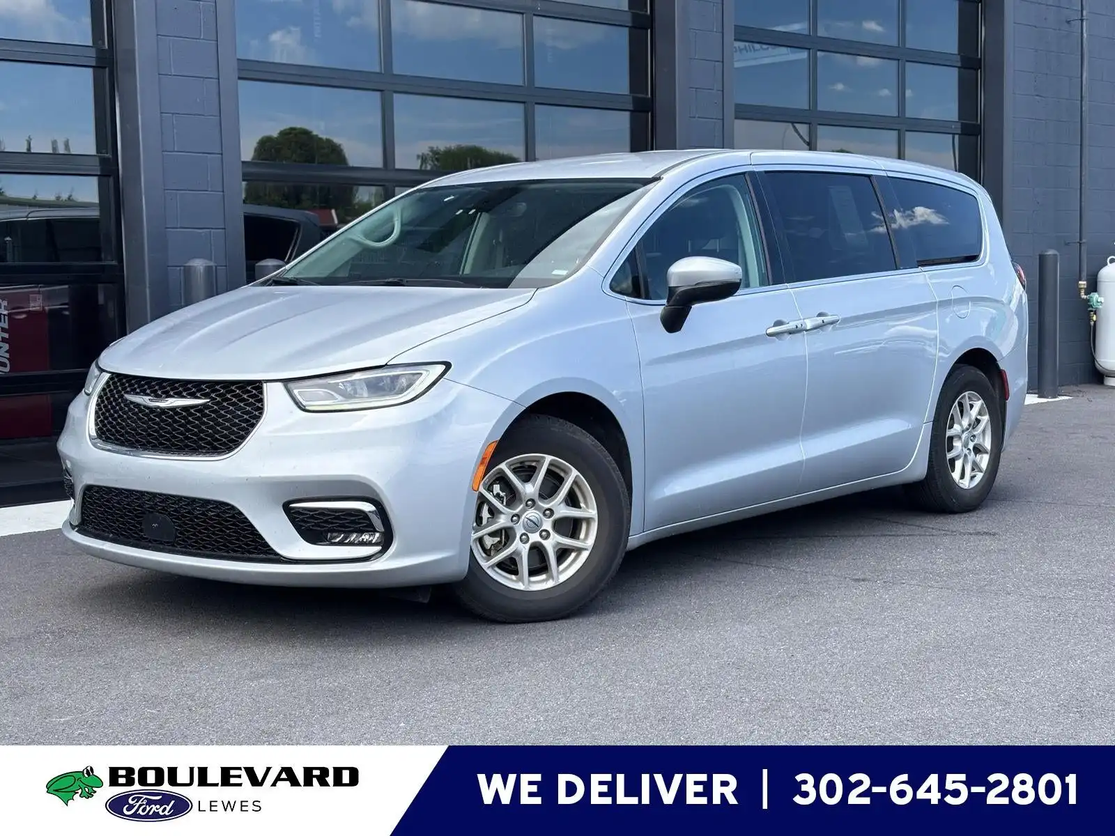 2023 Chrysler Pacifica Touring L's photo