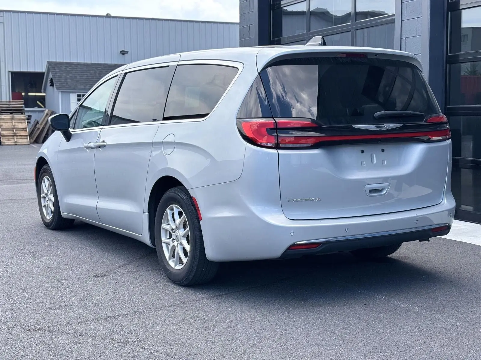 2023 Chrysler Pacifica Touring L photo 4