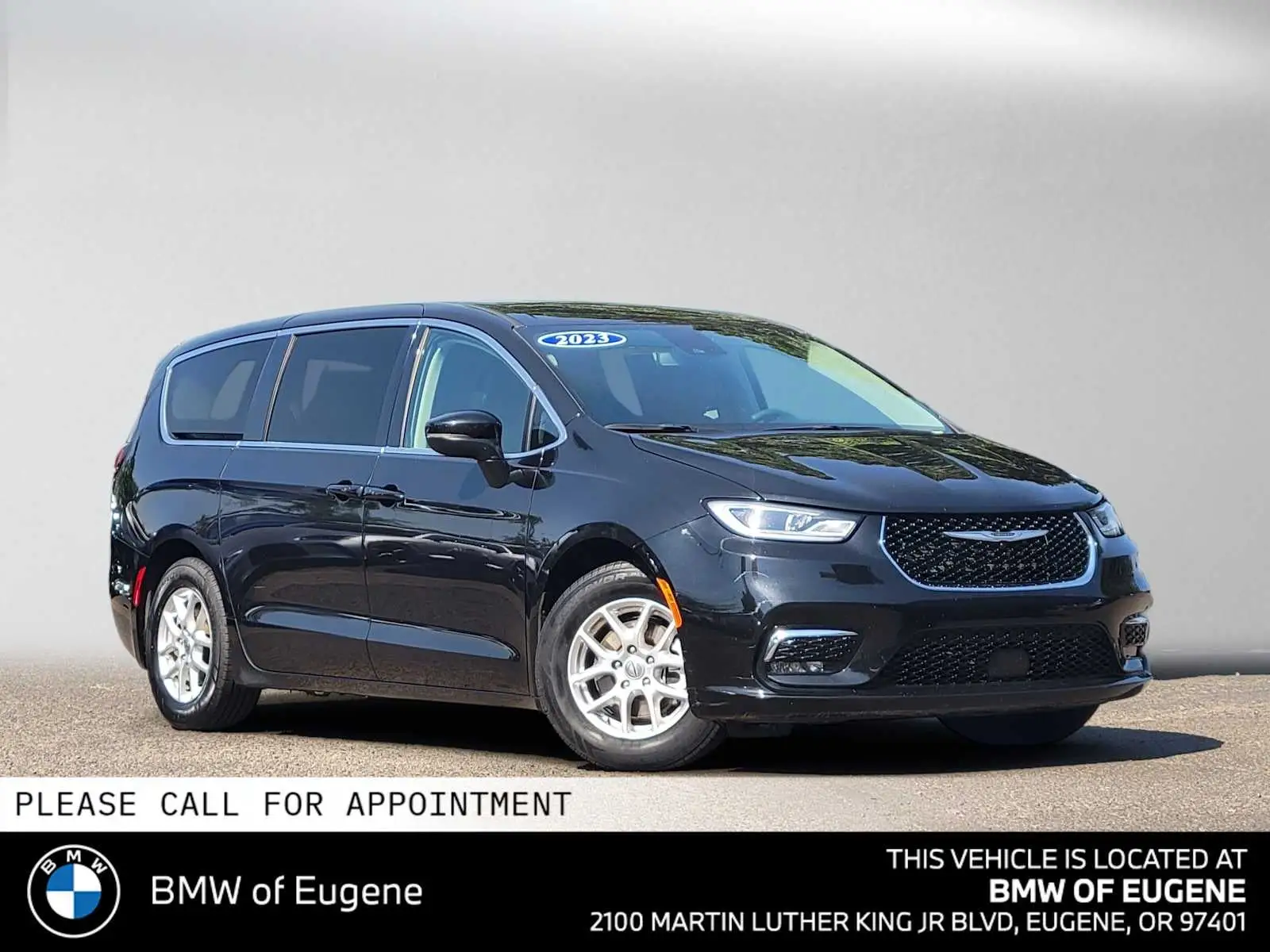 2023 Chrysler Pacifica Touring L photo 1